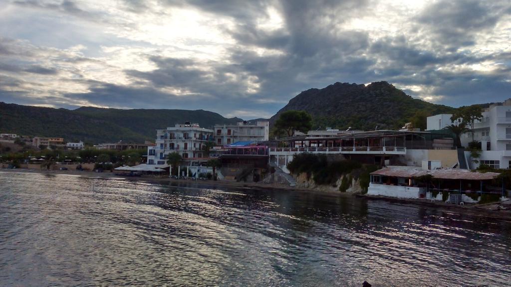 Oasis Hotel Theodoros & Litsa Galaris Agia Marina  エクステリア 写真