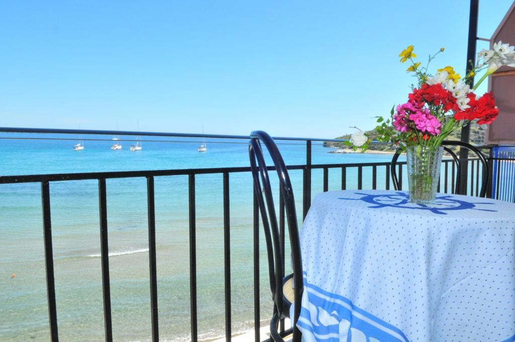 Oasis Hotel Theodoros & Litsa Galaris Agia Marina  エクステリア 写真